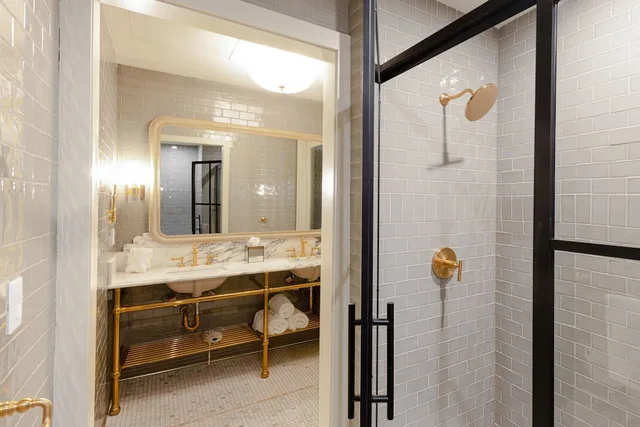 جناح رومانسي بسرير كوين بإطلالة على المدينة، Hotel Cleo, Knoxville Downtown, a Tribute Portfolio Hotel 1/1