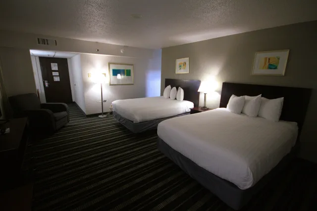 غرفة قياسية بسريرين كوين، Atrium Hotel And Suites 7/10