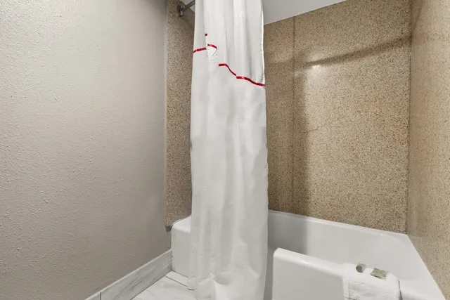 Non-Smoking Superior 1 King Bed, Micro-Fridge، Red Roof Inn Memphis - Graceland/ Airport 5/10
