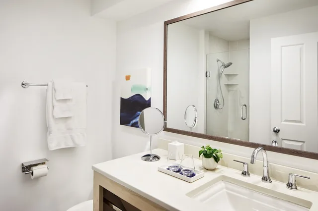 Guest Room, King Bed, Water Front، Parrot Key Hotel & Villas 8/11