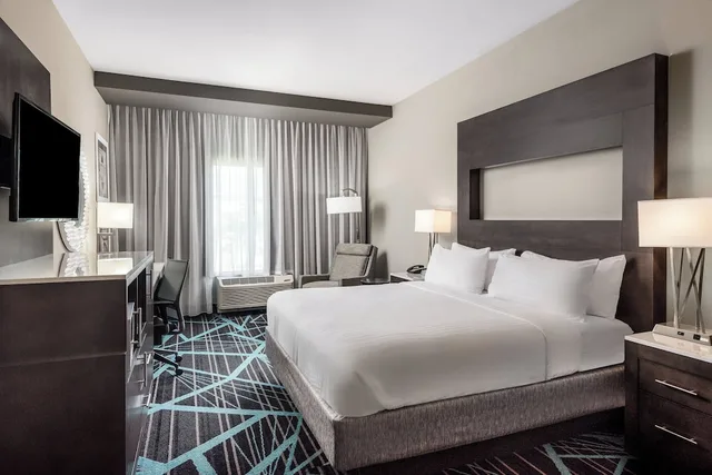 غرفة قياسية بسرير كينج، Holiday Inn Express And Suites Charlotte Airport 2/3