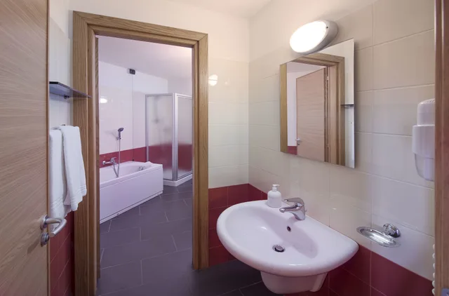 غرفة عائلية بسرير مزدوج وسريرين منفصلين، VOI Baia Di Tindari Resort 2/2