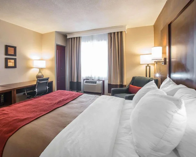 غرفة بسرير كوين، Quality Inn & Suites Boonville - Columbia 1/3