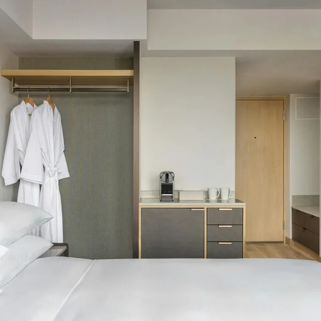 Club, Queen Bed, Grand Hamamatsu 6/6