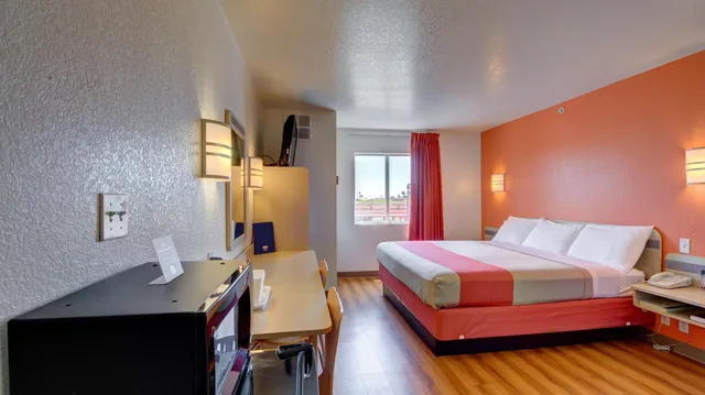 1 King Bed - Mobility Accessible Tub, Nsmk، Motel6 El Reno, OK 1/9