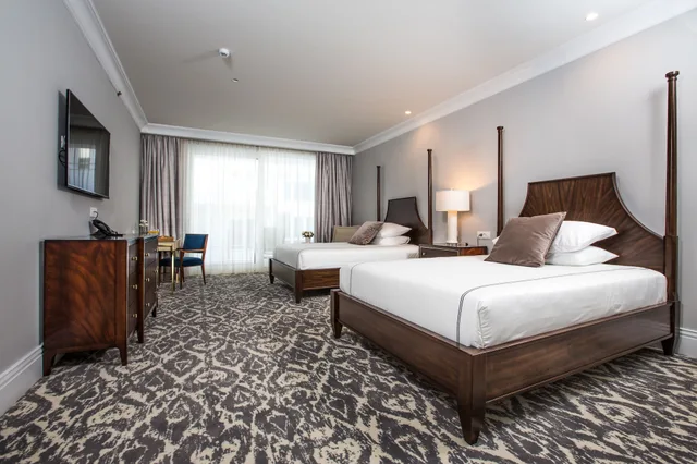 غرفة ديلوكس بسريرين كوين بشرفة، Royal Blue Hotel 3/8