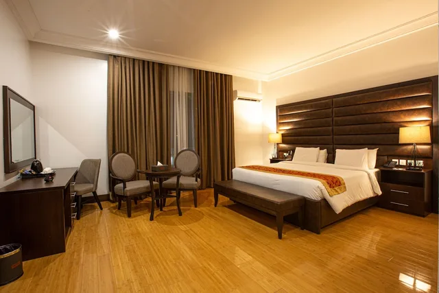 Executive, Queen Bed, Johnwood Hotel by Bolton 1/4