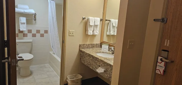 غرفة بسرير كينج، Americinn By Wyndham Princeton Il 4/6