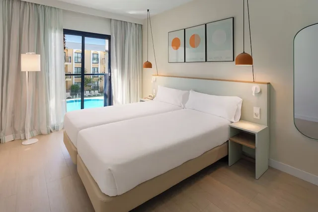 Sol, Suite, King Bed, Pool View, Sofa, Kitchen، Sol Sancti Petri 3/5