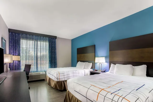 غرفة بسريرين كوين لذوي الإعاقة، La Quinta Inn and Suites by Wyndham Cullman 1/8