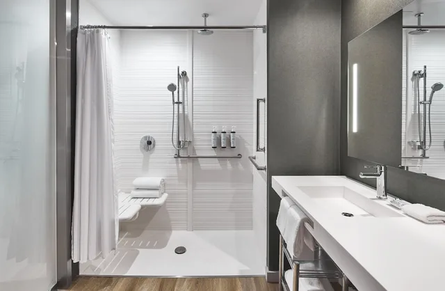 غرفة بسريرين مزدوجين لذوي الإعاقة، AC Hotel by Marriott Miami Aventura 2/3