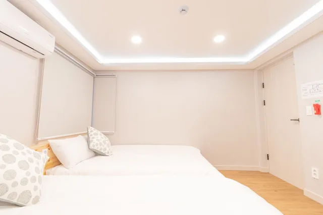غرفة ديلوكس ثلاثية بسرير مزدوج وسرير فردي، Huayuan House 2 In Hongdae 1/4