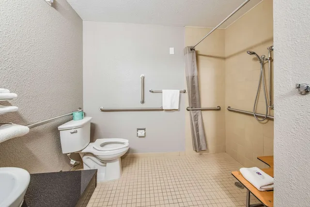 غرفة ديلوكس مفردة بسرير مزدوج لذوي الإعاقة، Motel6 Fort Wayne, IN 8/10