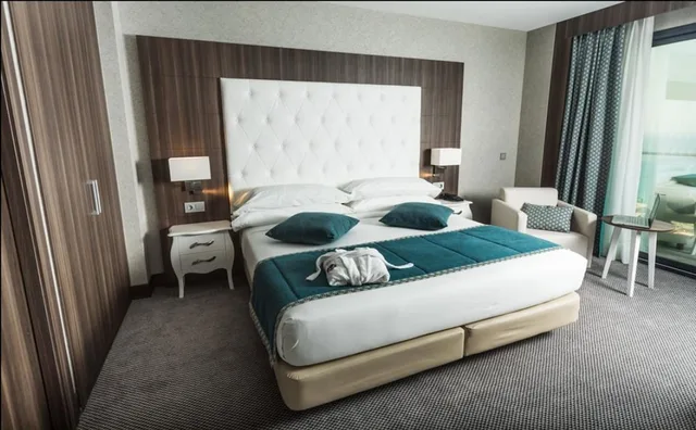 غرفة ديلوكس بسرير كينج بإطلالة على المسبح، Az Hotel Montana (Nt) 1/3