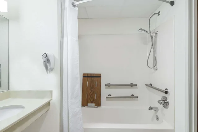 Standard, King Bed, Accessible, Days Inn by Wyndham Norton 2/2