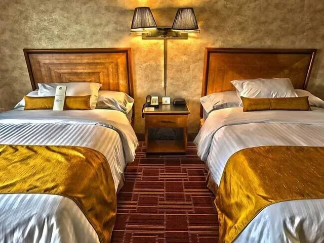 غرفة بسرير كوين وسريرين مزدوجين، The Bertram Inn & Conf Ctr, Trademark Collection Hotel 2/3
