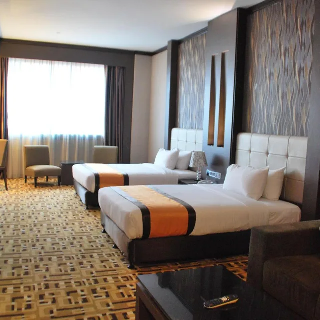Studio, Grand Paragon 3/3
