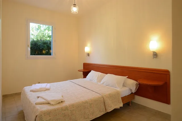 شقة بسرير كينج وسريرين منفصلين بإطلالة على الحديقة بشرفة بغرفتي نوم مع أريكة، Village de Vacances Marina D Apos Oru 2/4