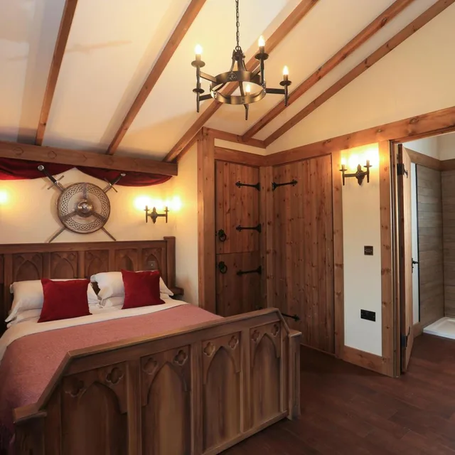 شاليه، Warwick Castle 5/5
