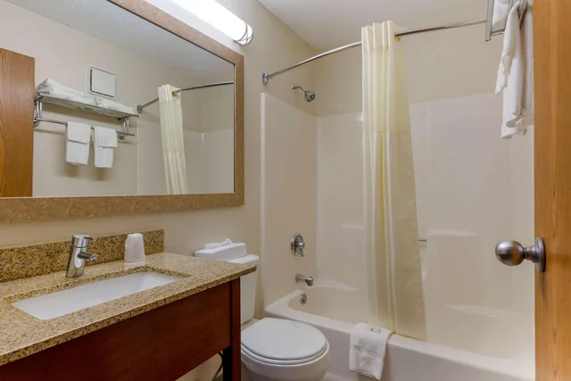 Room, King Bed, Quality Inn Lenox MA 4/4