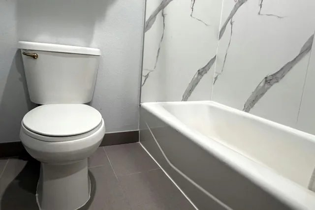 غرفة بسرير كينج بمطبخ صغير للمدخنين، Hotel Royale IAH Airport North Houston I-45 4/7
