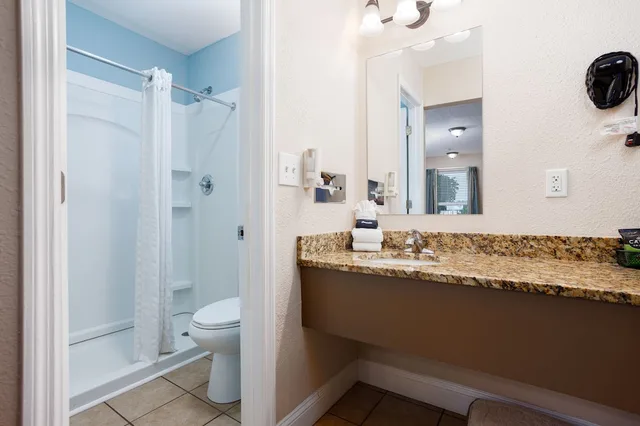 غرفة بسرير كينج يُسمح فيها بالحيوانات الأليفة، Quality Inn St Augustine Historic District Area 3/5