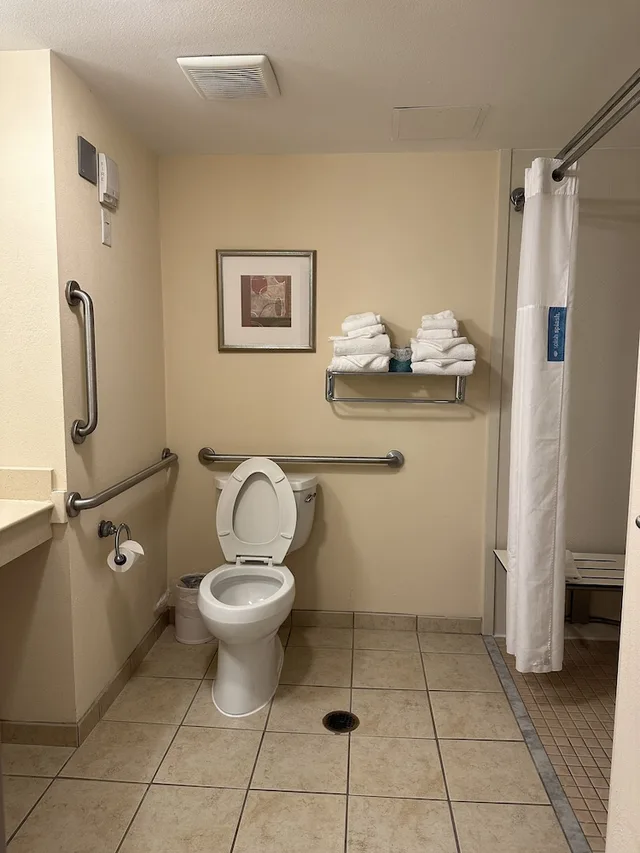 غرفة بسرير كينج بإطلالة على البحر لذوي الإعاقة، Hampton Inn Virginia Beach Oceanfront South 5/8