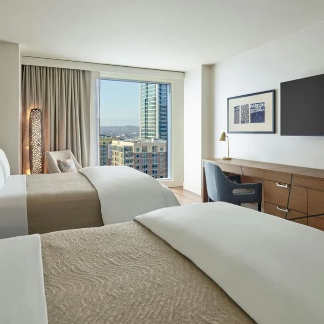 غرفة كبيرة بسريرين كوين بحوض استحمام لذوي الإعاقة، The Westin Austin Downtown 3/10