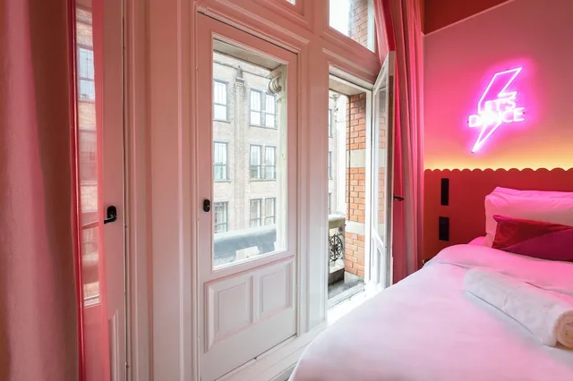 غرفة ديلوكس بسرير كوين بشرفة، City Hotel Rembrandt Square 1/10