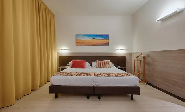 غرفة كومفورت بسرير كينج وسرير فردي، Continental Urban Art Hotel 1/3