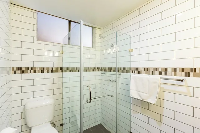 غرفة ديلوكس بسرير كوين وسرير فردي، Elkira Court Motel 18/18