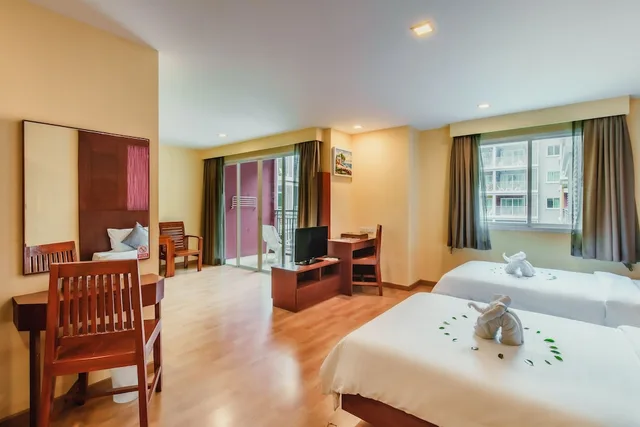 جناح ديلوكس بسريرين منفصلين بإطلالة على المسبح، Elite Suites Patong 1/2
