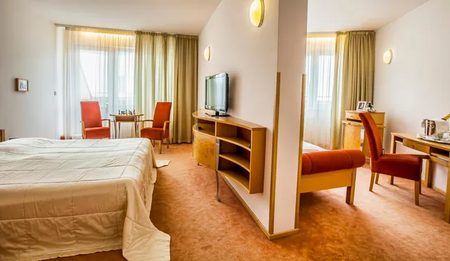 جناح، Hotel SET 2/2