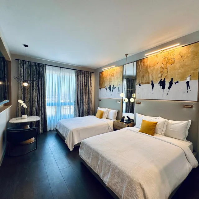 غرفة بسرير كوين، Chez Hotel Arlington Heights 1/3
