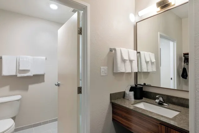 غرفة بسرير كينج لذوي الإعاقة، Fairfield Inn & Suites Savannah Airport 3/7
