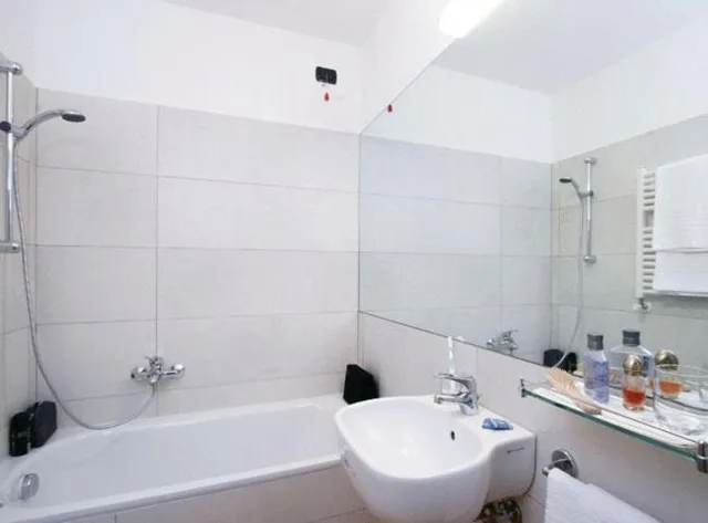 غرفة ثلاثية، Hotel Mary 1/3