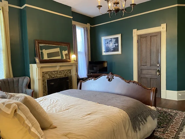 City, Queen Bed، The Queen Anne Inn 1/3