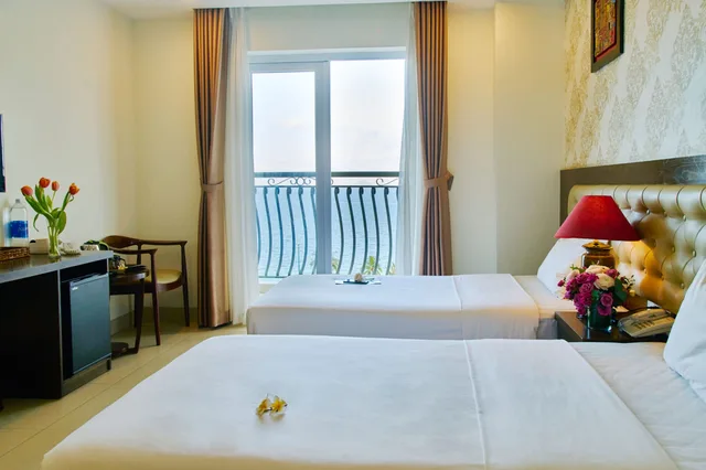 غرفة تنفيذية بسرير كوين بإطلالة على البحر بشرفة، BOSS HOTEL NHA TRANG 2/6