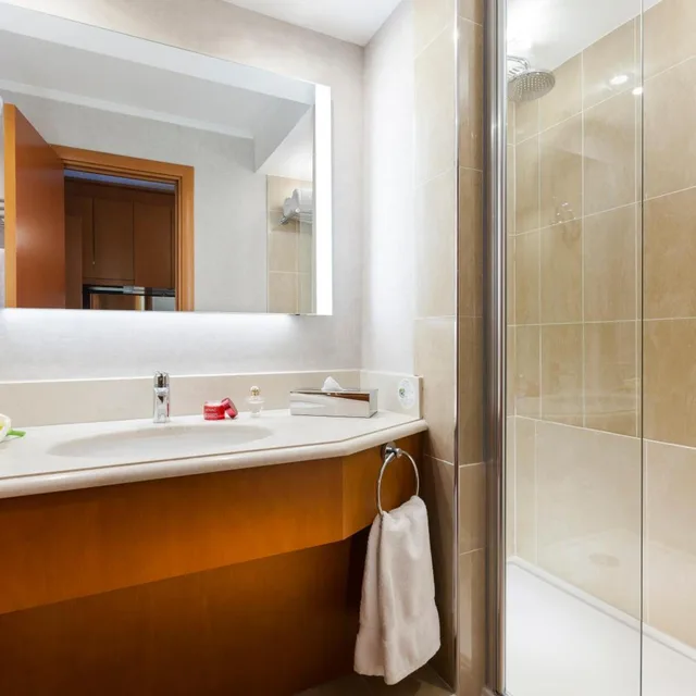 جناح جونيور بسرير مزدوج بإطلالة على المسبح بشرفة، Neho Suites Cannes Croisette 1/2