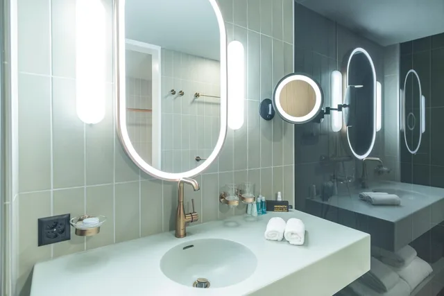 غرفة بريميير بسرير كينج بشرفة، Swissotel Kursaal Bern 5/8