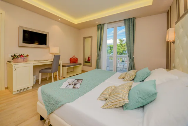غرفة ديلوكس بسرير كوين بإطلالة على البحيرة، Villa Garuti 3/5
