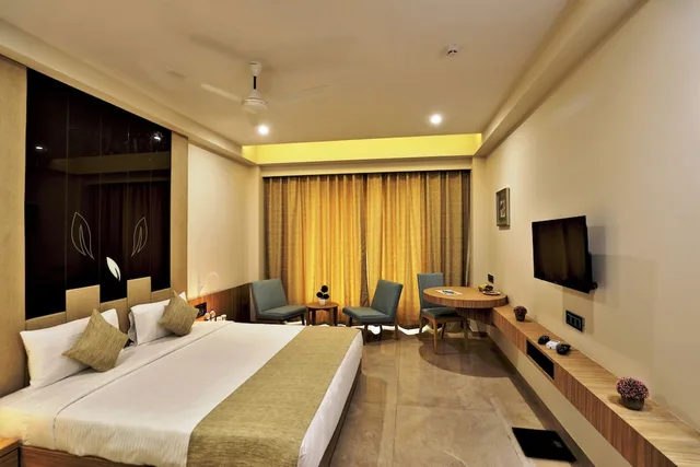 غرفة تنفيذية بسرير كينج، Vits Devbhumi Hotel 1/3