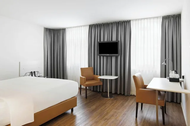 Room, King Bed, Courtyard View, Four Points Flex by Sheraton Vienna Hauptbahnhof 3/5