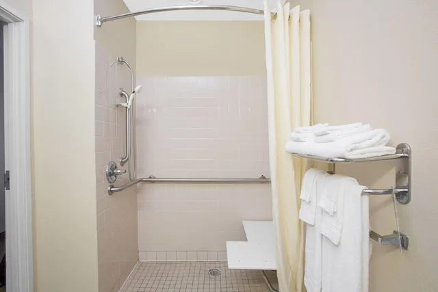 غرفة قياسية بسريرين كوين لذوي الإعاقة، Microtel Inn & Suites by Wyndham Hattiesburg 7/7