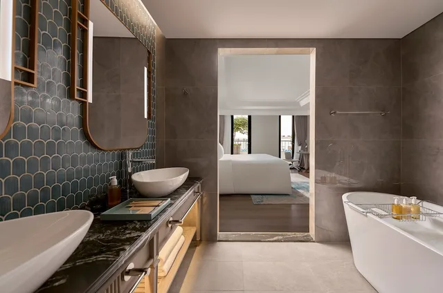 Signature, Suite, King Bed, Partial Lake View، La Siesta Premium Lakeside 7/7