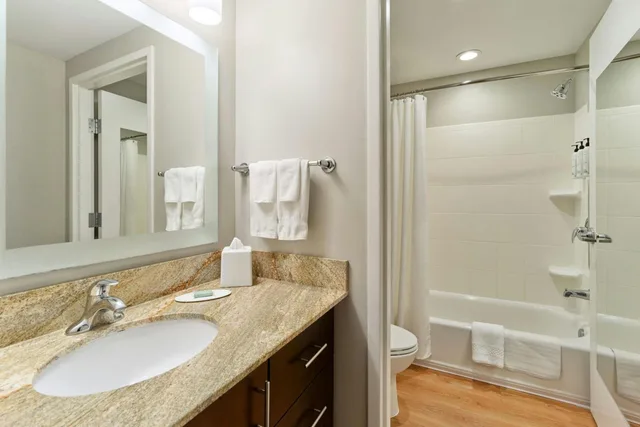 جناح بسريرين كوين بغرفتي نوم مع أريكة، TownePlace Suites Orlando at Flamingo Crossings Town Center/Western Entrance 2/4
