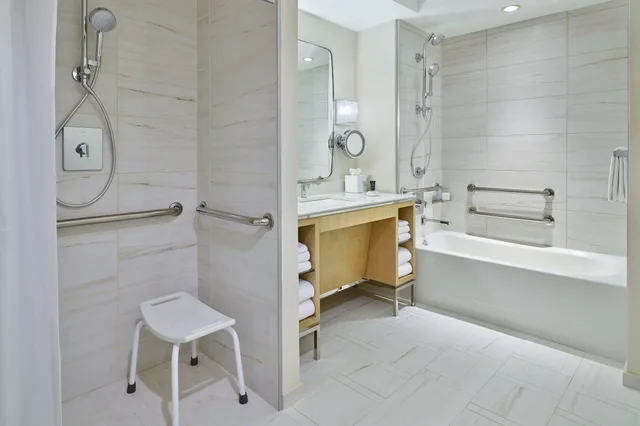 غرفة ديلوكس بسريرين كوين بإطلالة على الفناء، Hotel Clio, a Luxury Collection Hotel, Denver Cherry Creek 2/10