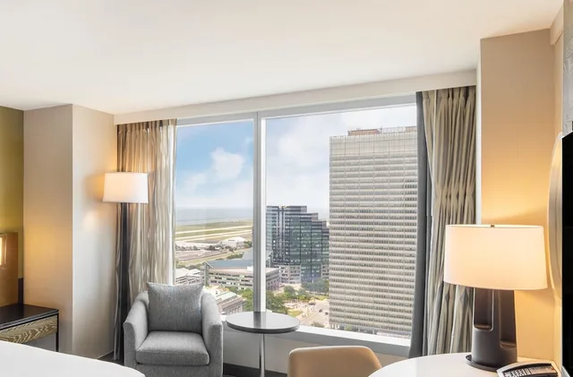 غرفة بسرير كينج مع دخول صالة النادي، Hilton Cleveland Downtown 3/3