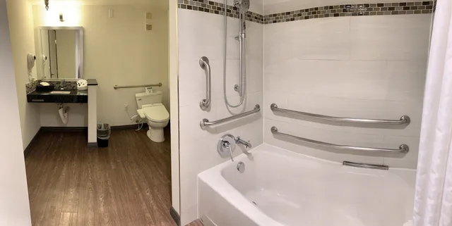 غرفة ديلوكس بسريرين كوين لذوي الإعاقة، Redac Gateway Hotel 2/2