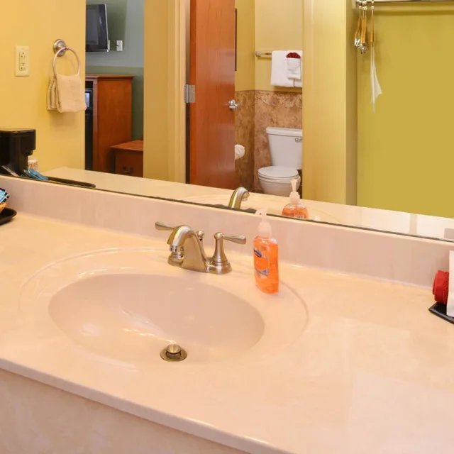 جناح بسرير كينج بجاكوزي، Country Hearth Inn & Suites Edwardsville St. Louis 4/5